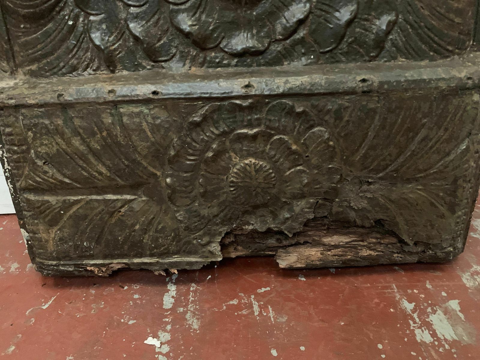 Home Fixtures Sculpted Passage Door Decorated With 20th Century Oak Rosettes photo