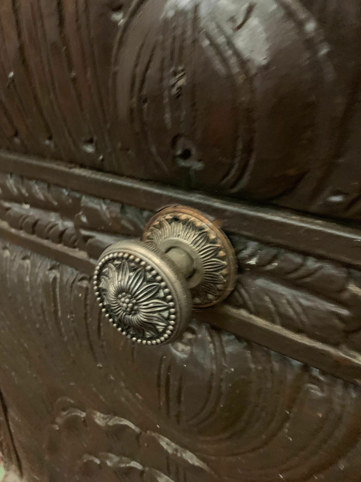 photo vinterior Sculpted Passage Door Decorated With 20th Century Oak Rosettes