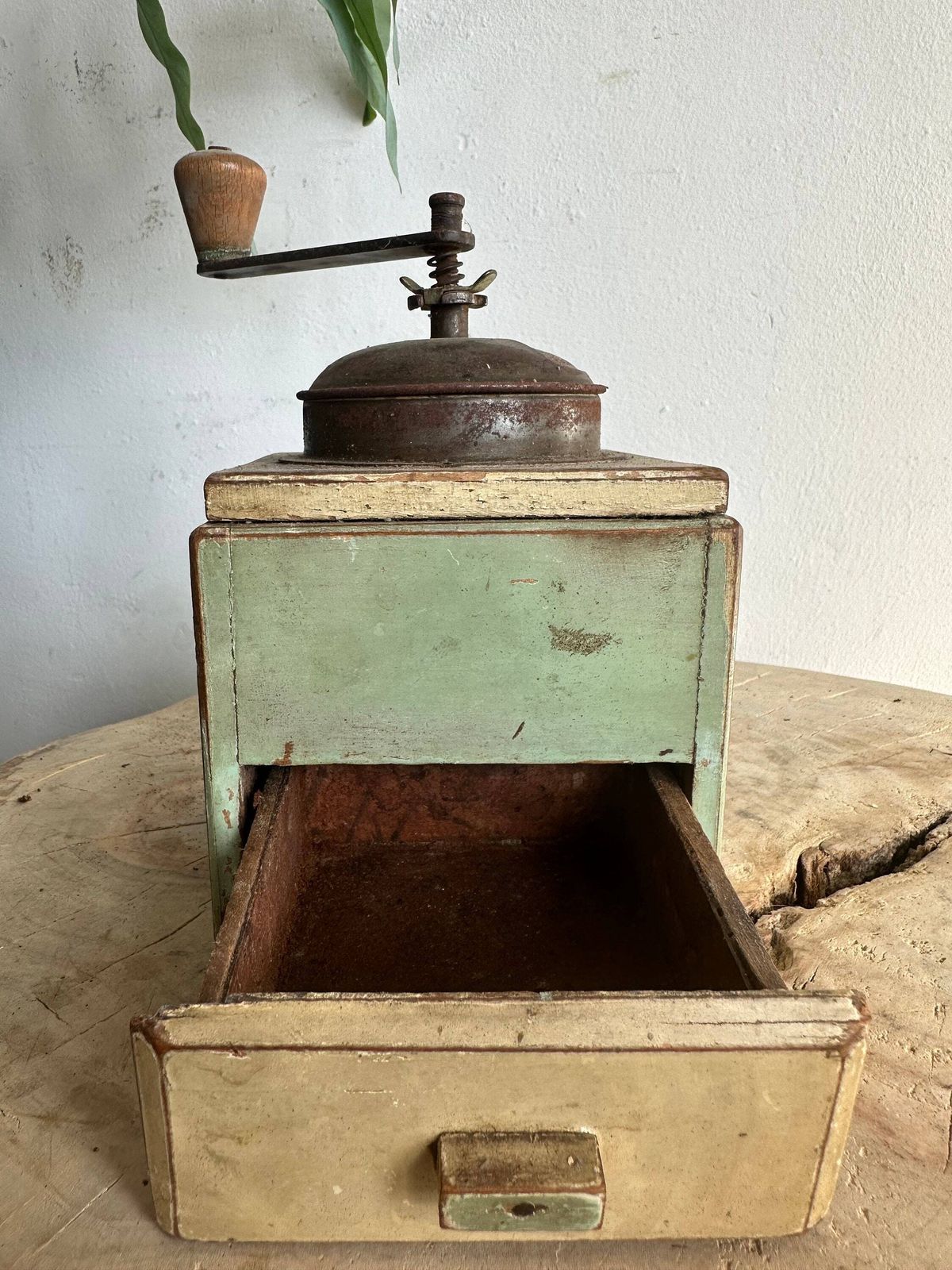 Shabby Coffee Mill Vintage Grinder Metal Manual Grinding Pepper Spices Kitchen Decor Kave Lovers Gift Traditional Design Hand Made photo furniture