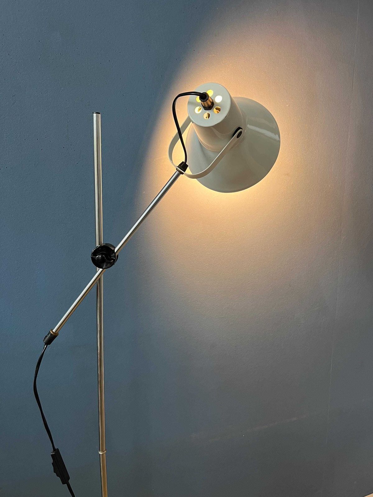 Kleine Vintage Witte Verstelbare Vloerlamp photo Verlichting