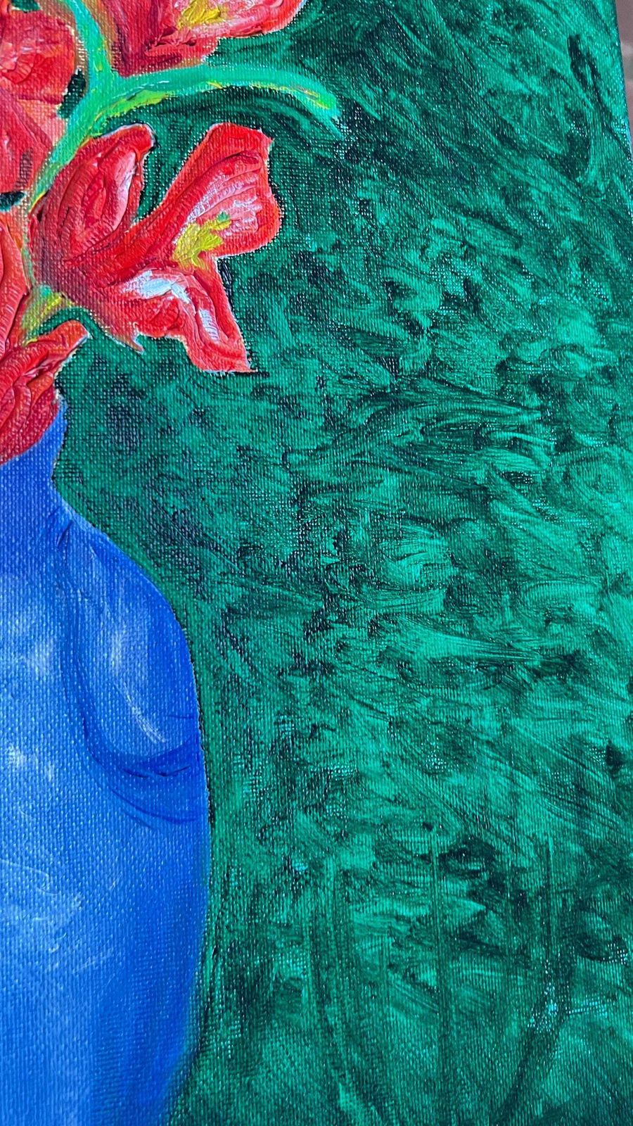 Contemporary Still Life Oil Painting – Red Gladiolus In Blue Vase photo vinterior