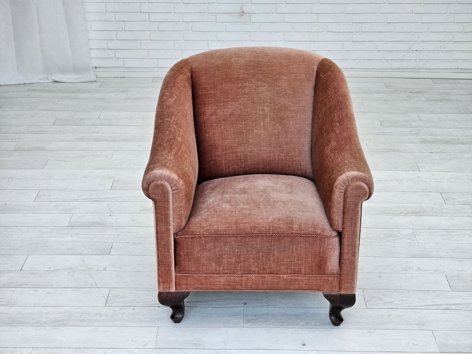Ca. Jaren 1960, Deense Loungestoel, Zalmroze Meubelvelours, Essen Houten Poten. photo Meubels