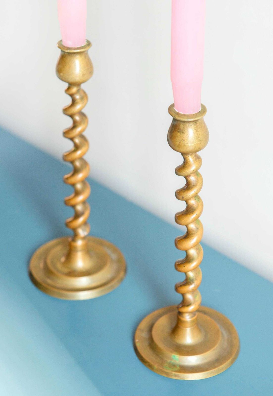 Brass Barley Twist Candle Holders, Two English Victorian Turned Candlesticks, Patina, Antique Twisted Golden Candelabra, Rustic Home Decor photo vinterior