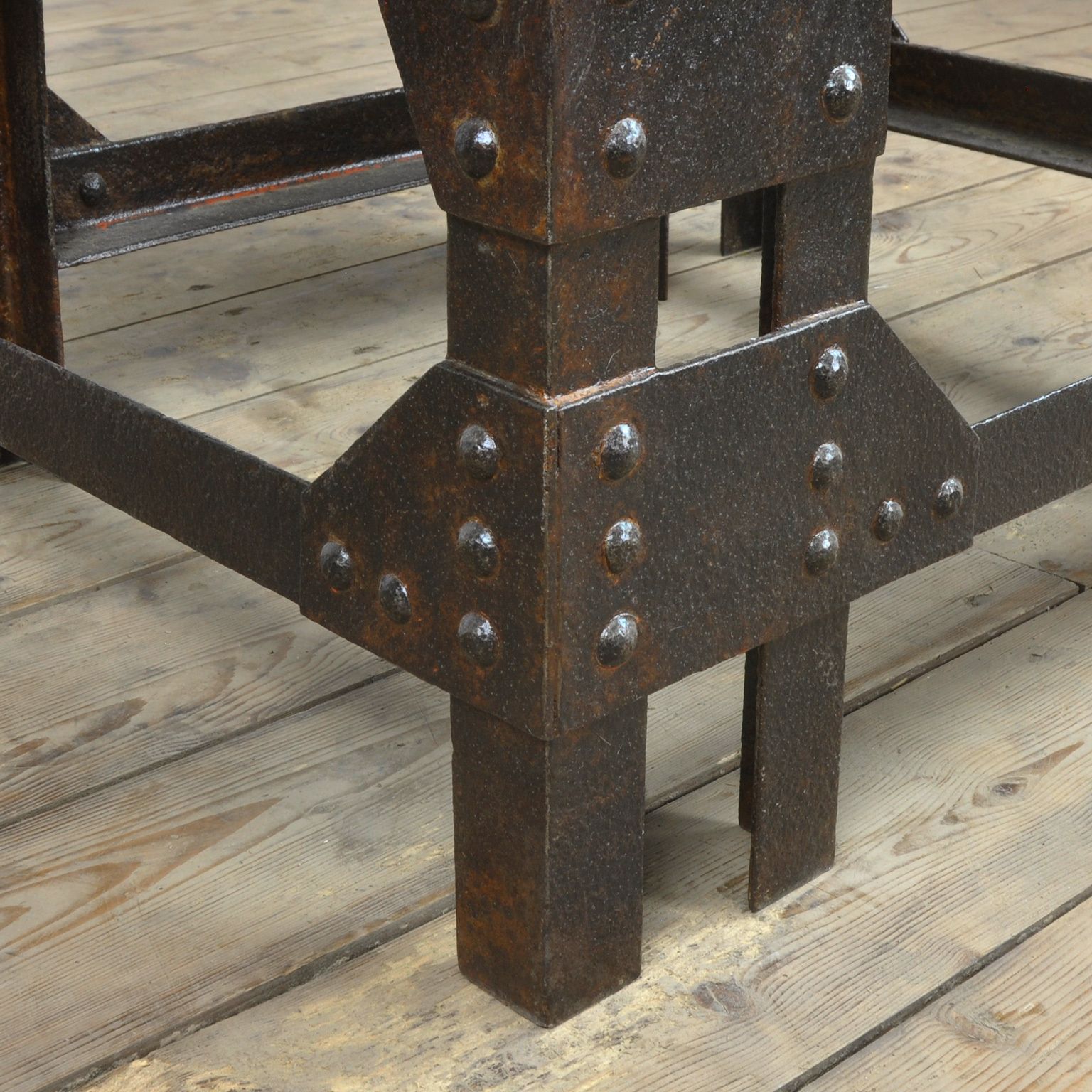 photo vinterior Coffee Table Of Cast Iron And Glass Top