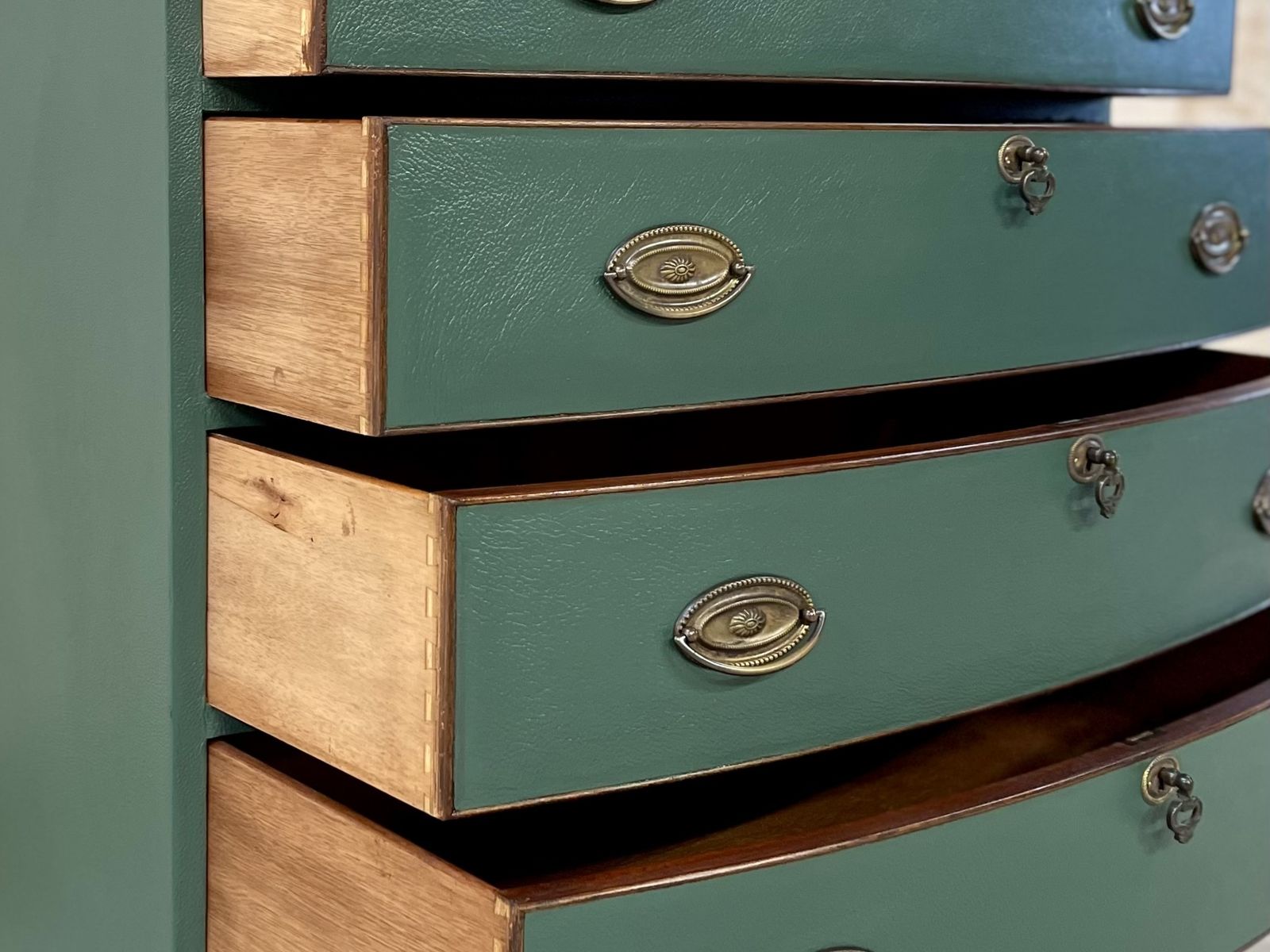 photo vinterior Chest Of Drawers Chest Of Draws Green Leather Bow Fronted