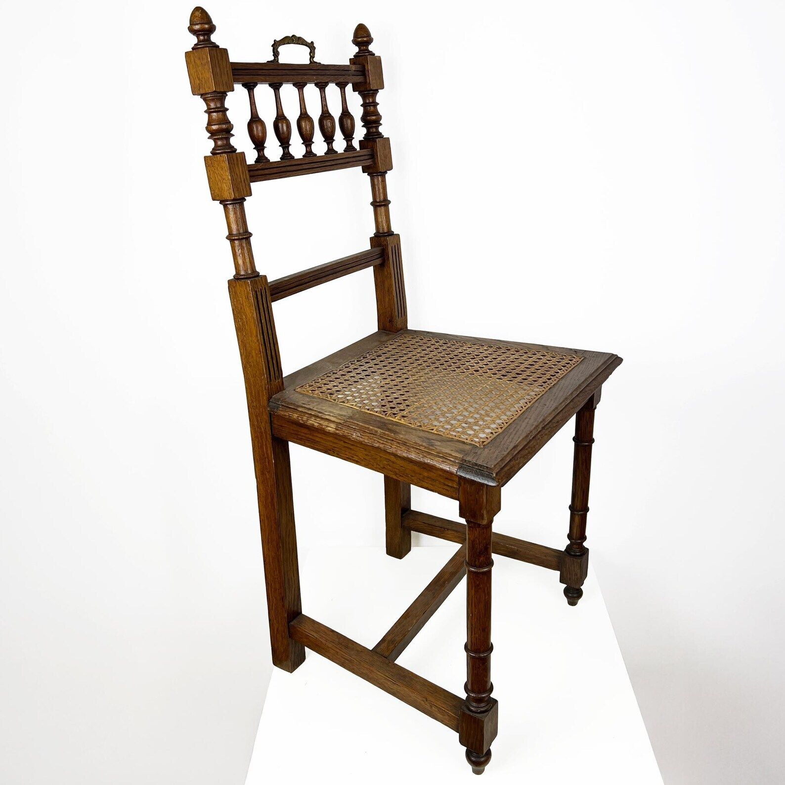 Antieke Eikenhouten Stoel In Henry II Stijl Met Rieten Zitting, Gesneden Hout photo vinterior