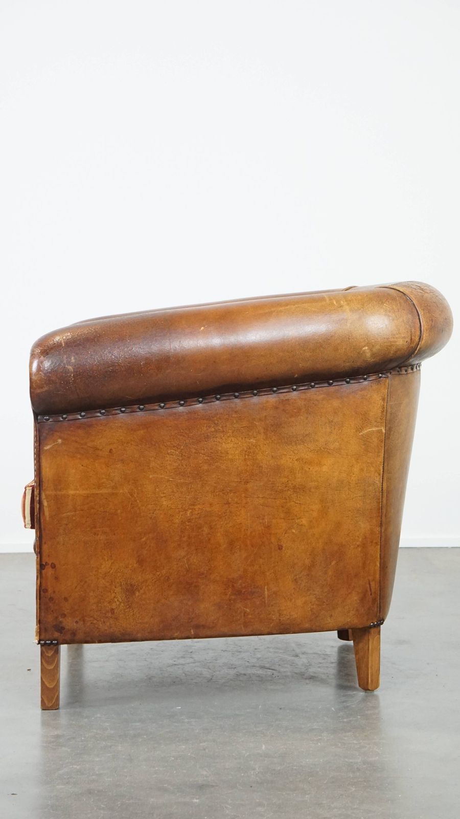Karaktervolle Vintage Clubfauteuil Van Schapenleer In Cognackleur Met Kleurrijk Stoffen Zitkussen photo 724.7276999999999