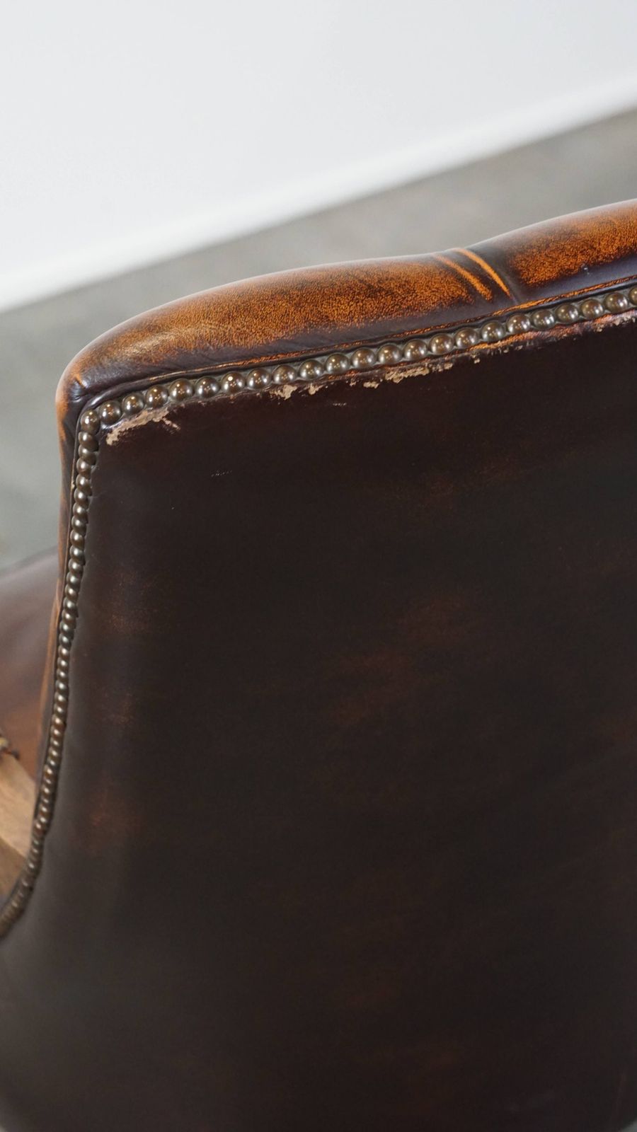 photo for sale Comfortabele En Klassieke Chesterfield Fauteuil Van Engels Rundleer In Mooie Kleuren