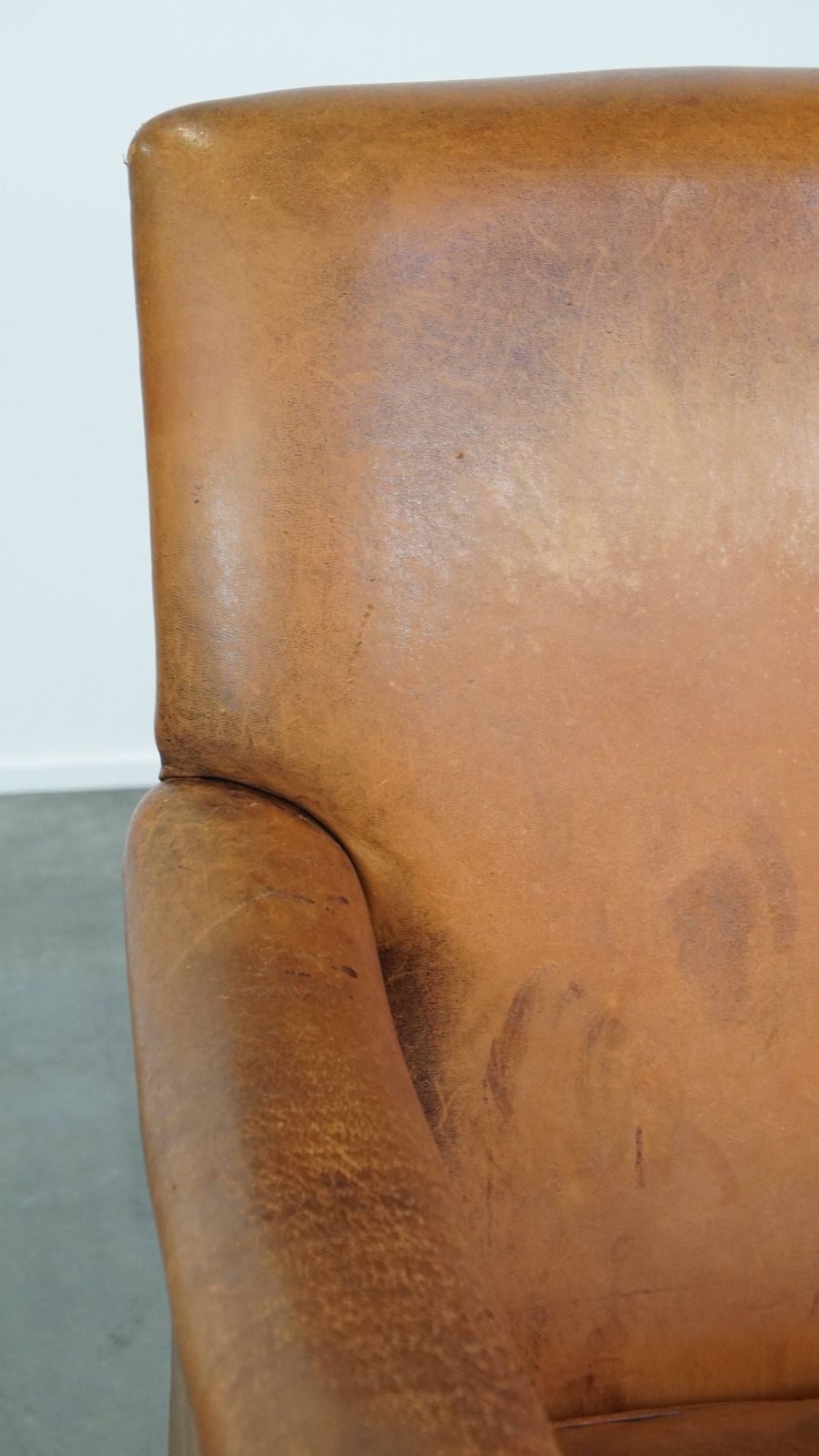Meubels Karakteristieke En Comfortabele Fauteuil In Cognackleurig Schapenleer Met Strakke Vormen En Mooie Patina photo