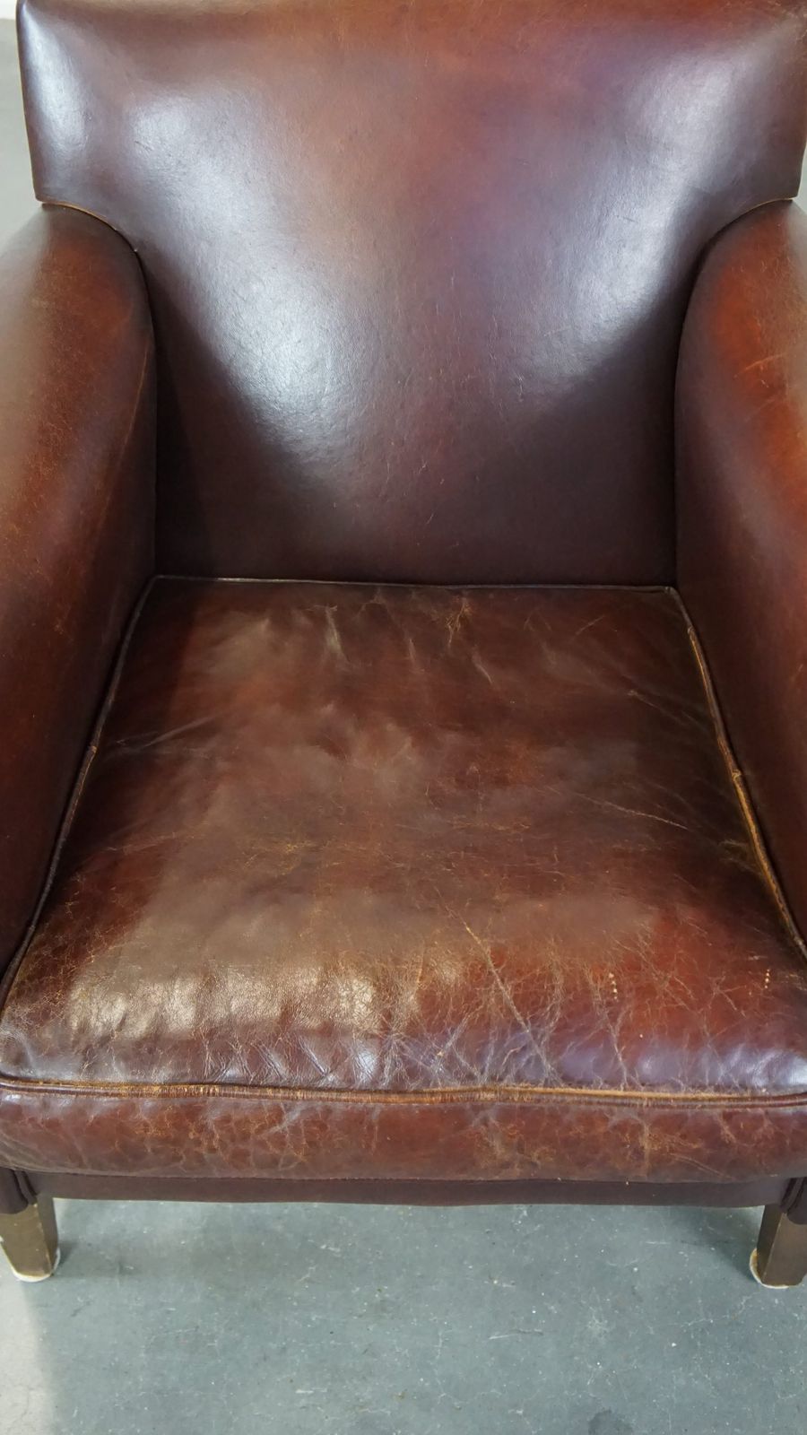 Strak Afgewerkte Fauteuil Van Schapenvacht photo vinterior