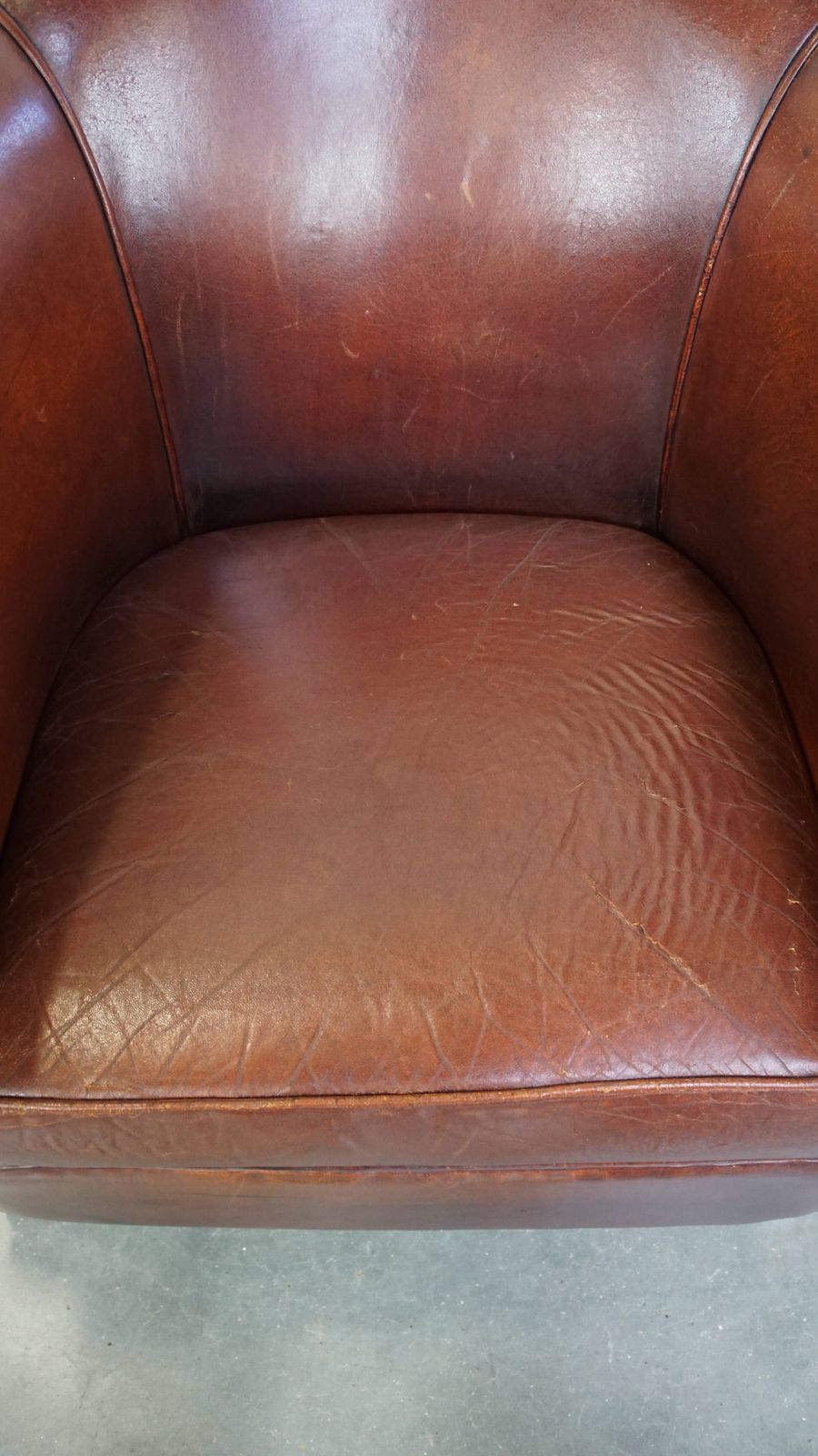 Comfortabele Vintage Schapenvachten Clubfauteuil In Engelse Stijl Met Mooie Patina photo vinterior