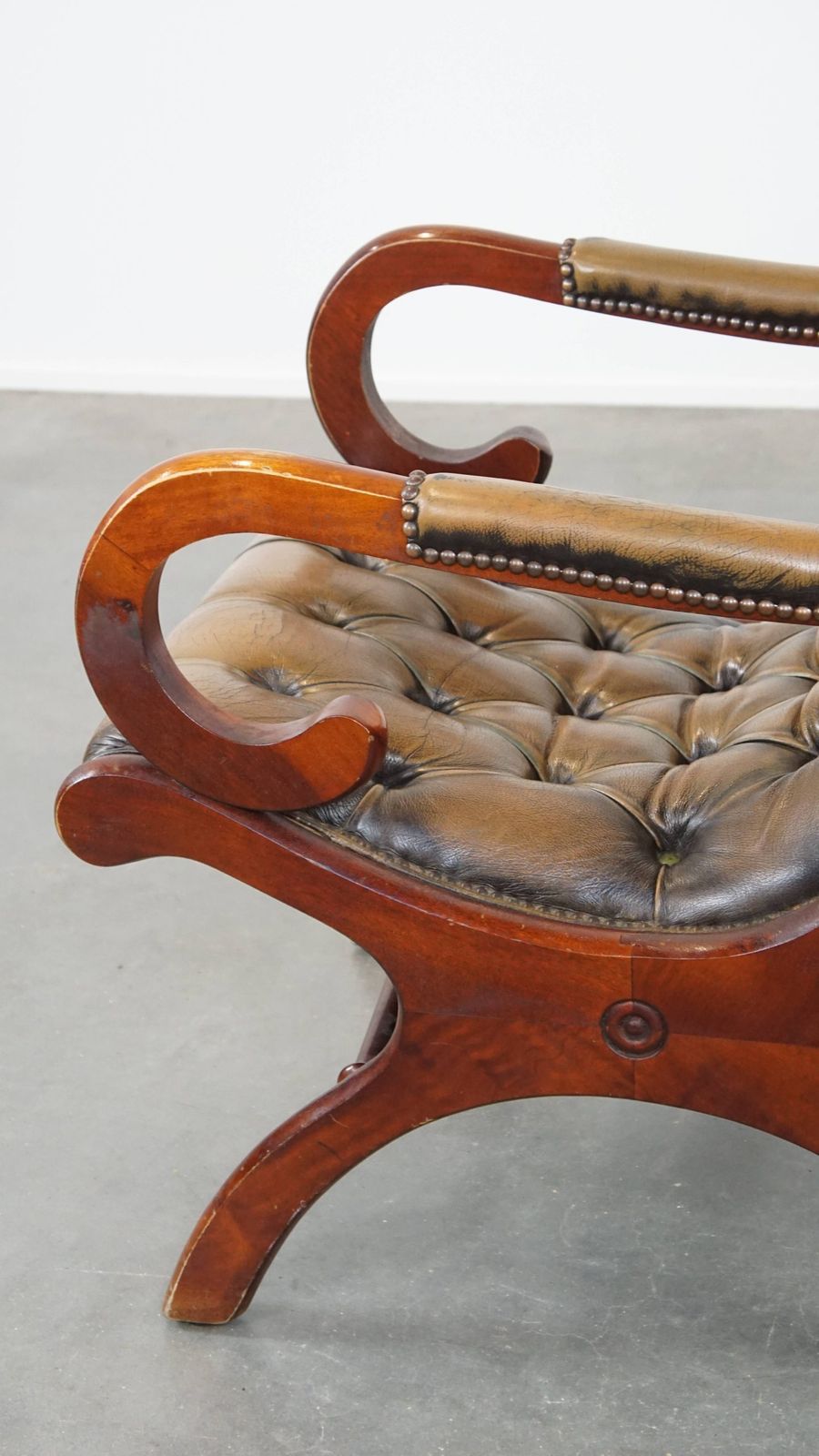 photo vinterior Characterful Green Vintage Cowhide English Chesterfield Armchair With An Elegant Design And Combined With Wood