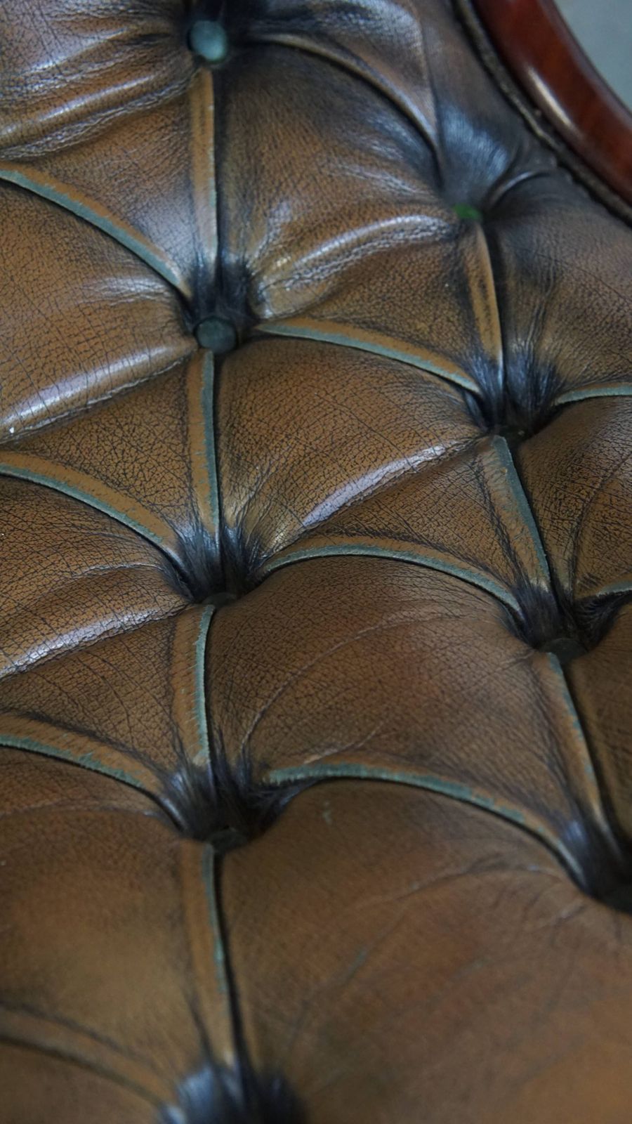 1507.9535999999998 Set Van 2 Groene Vintage Koehuid Chesterfield Fauteuils Met Houten Details photo