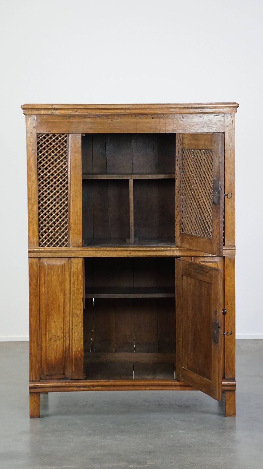 Antieke Eikenhouten Broodkast Uit De Late 17e Eeuw Met Werkende Sloten En Bijzondere Details photo furniture
