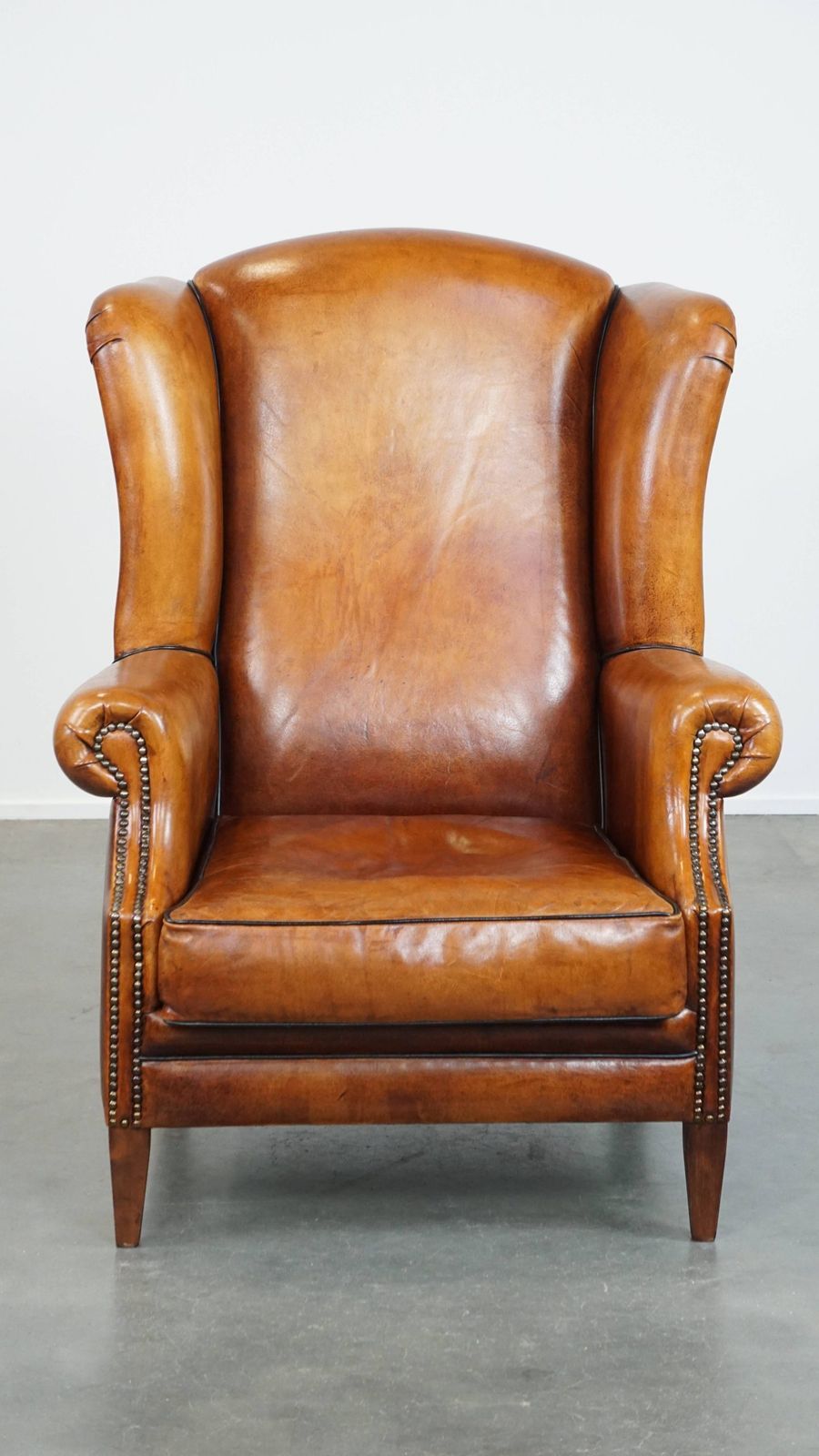 Stijlvolle, Ruime Schapenvacht Fauteuil In Een Warme Kleur Met Uitstekend Zitcomfort photo furniture