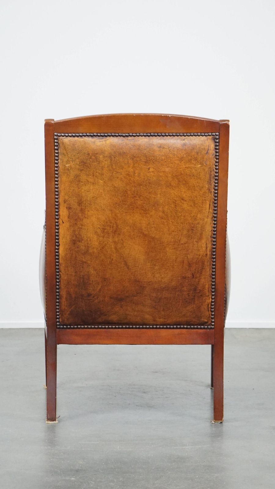 Fauteuil In Art Deco Stijl Van Schapenvacht En Hout In Een Warme Cognackleur photo Meubels