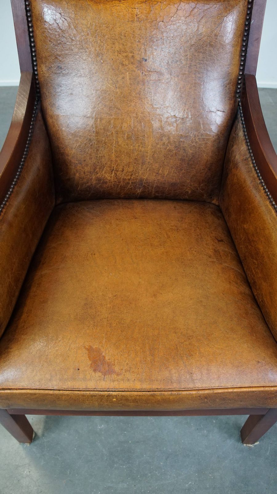 Fauteuil In Art Deco Stijl Van Schapenvacht En Hout In Een Warme Cognackleur photo vinterior