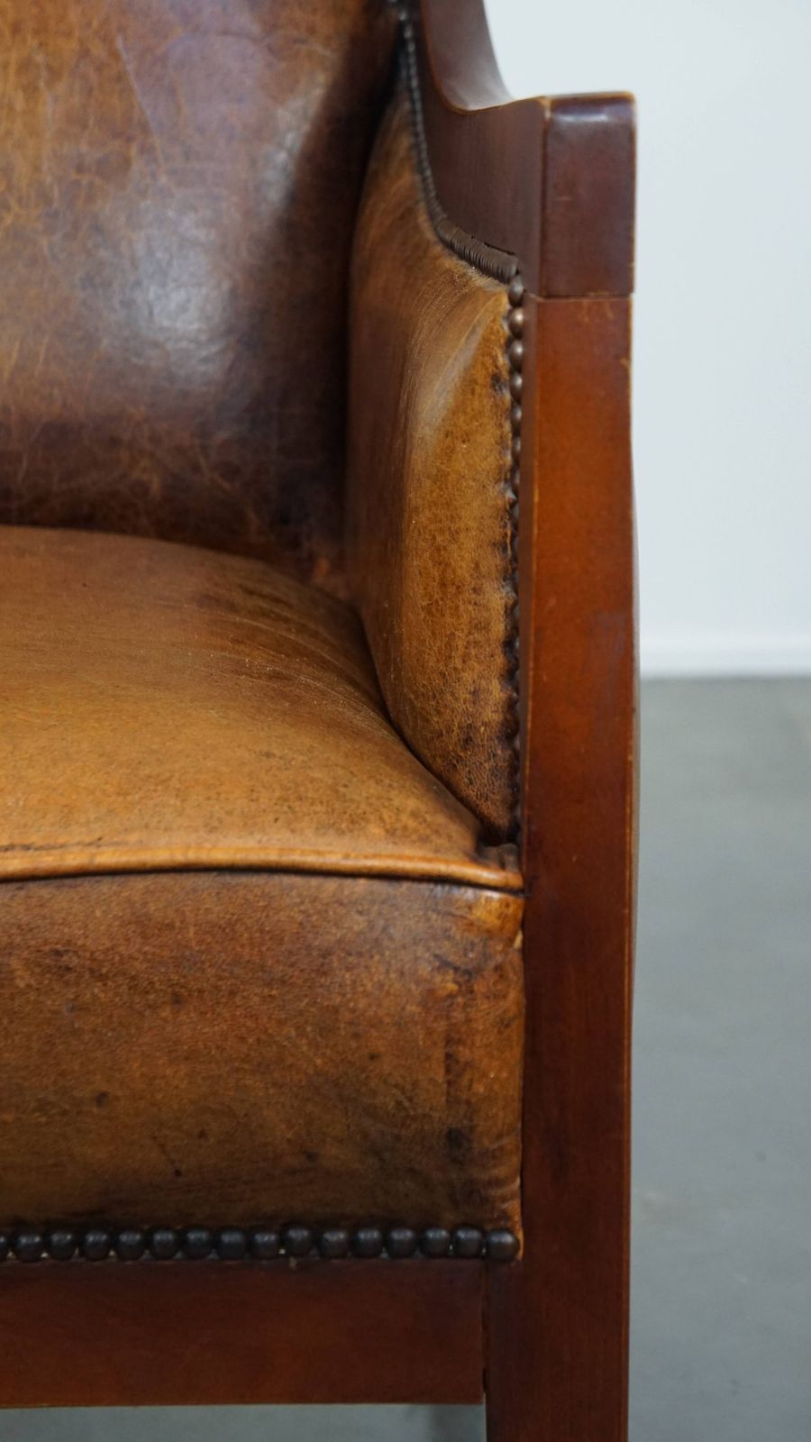 Fauteuil In Art Deco Stijl Van Schapenvacht En Hout In Een Warme Cognackleur photo vintage