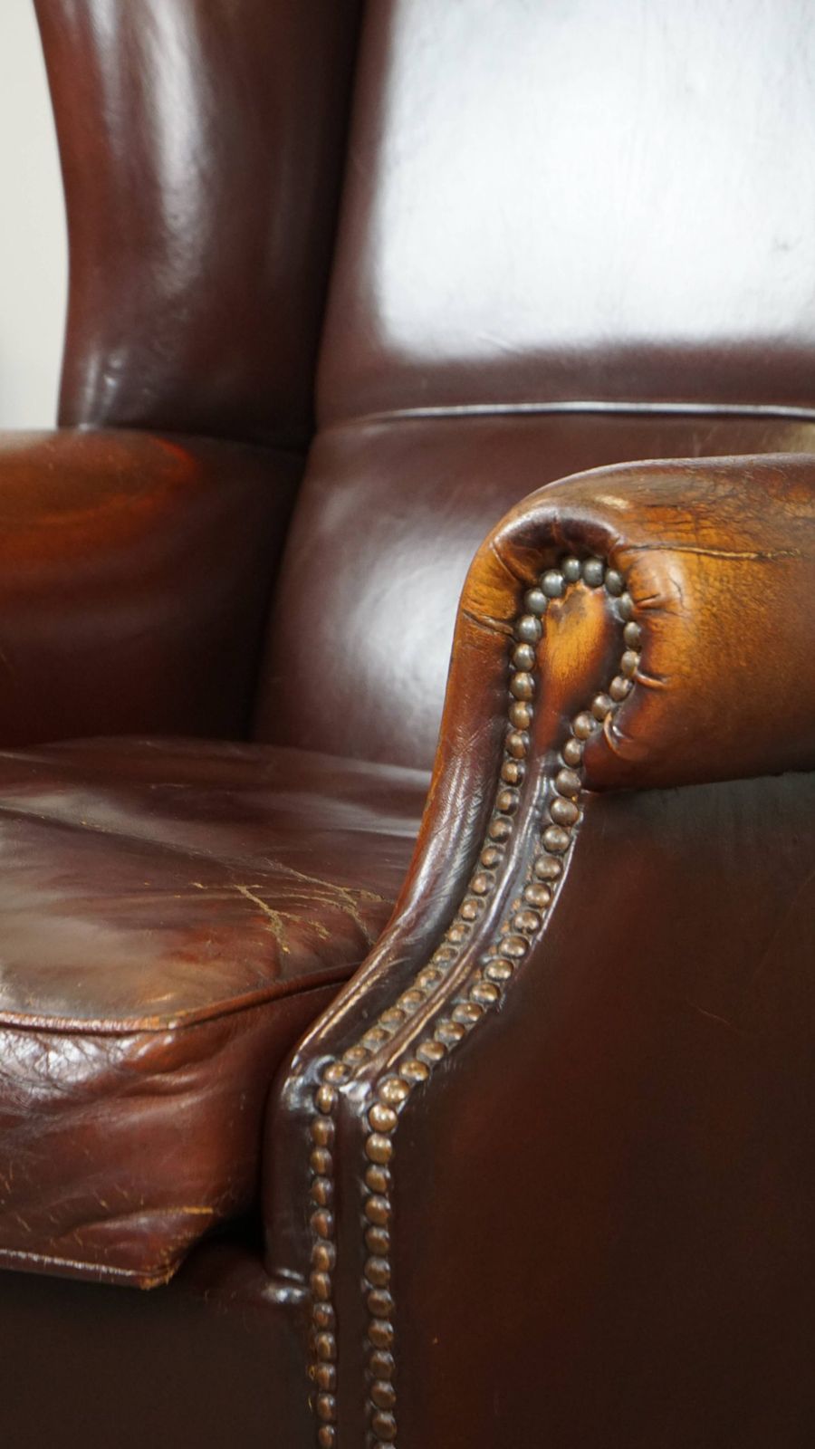 Meubels Klassieke Engelse Stijl Fauteuil In Schapenleer Met Veel Karakter En Een Mooie Patina photo