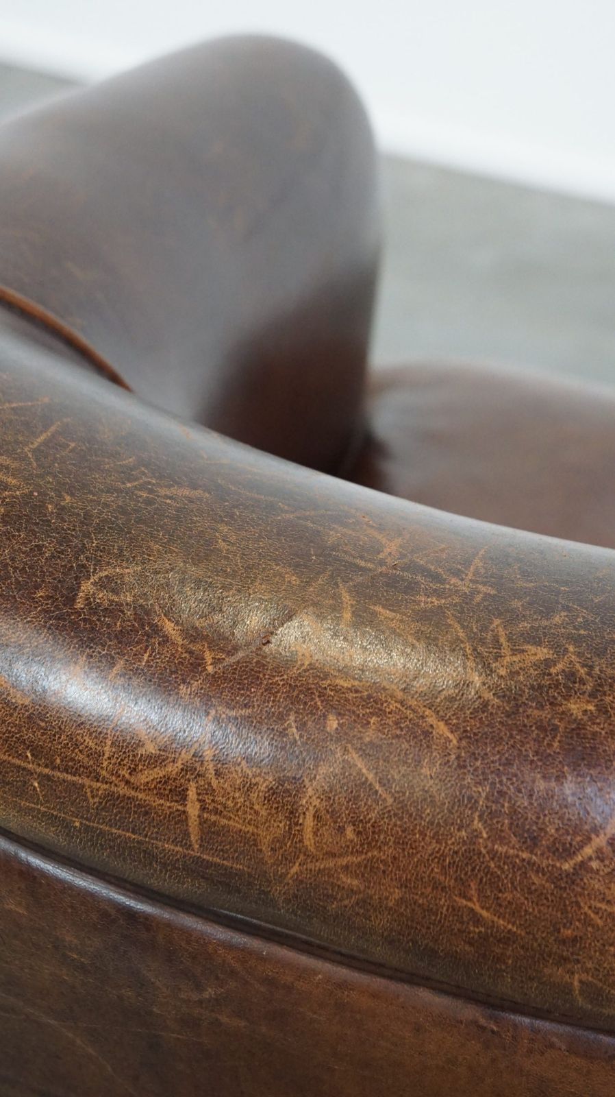 Statige Engelse Stijl Club Fauteuil Met Schapenleren Bekleding photo vintage