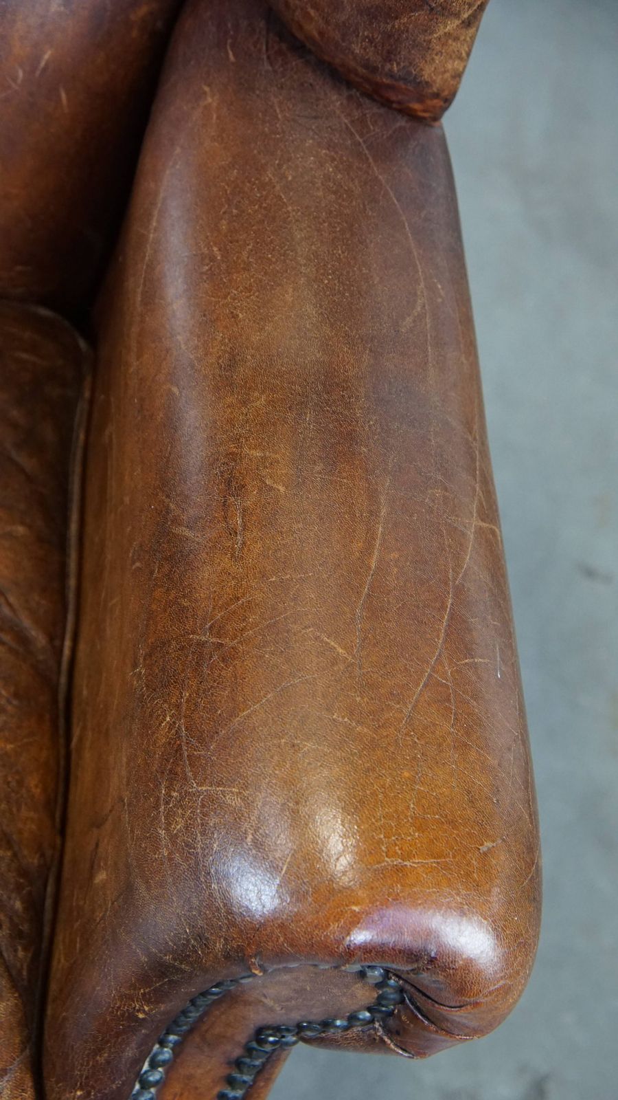 Grote, Karaktervolle En Comfortabele Vintage Engelse Stijl Schapenvacht Wingchair Met Mooie Patina photo vintage