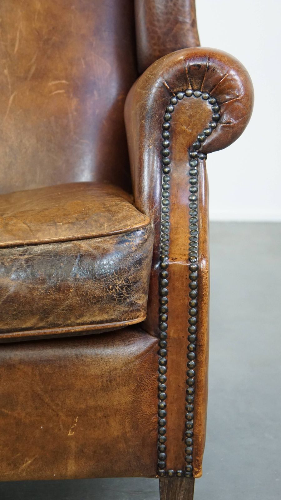 photo for sale Grote, Karaktervolle En Comfortabele Vintage Engelse Stijl Schapenvacht Wingchair Met Mooie Patina