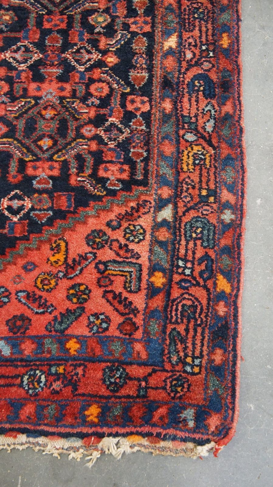Oud Oosters Loperkleed, Handgemaakt In Overwegend Donkerblauw En Rood photo vinterior