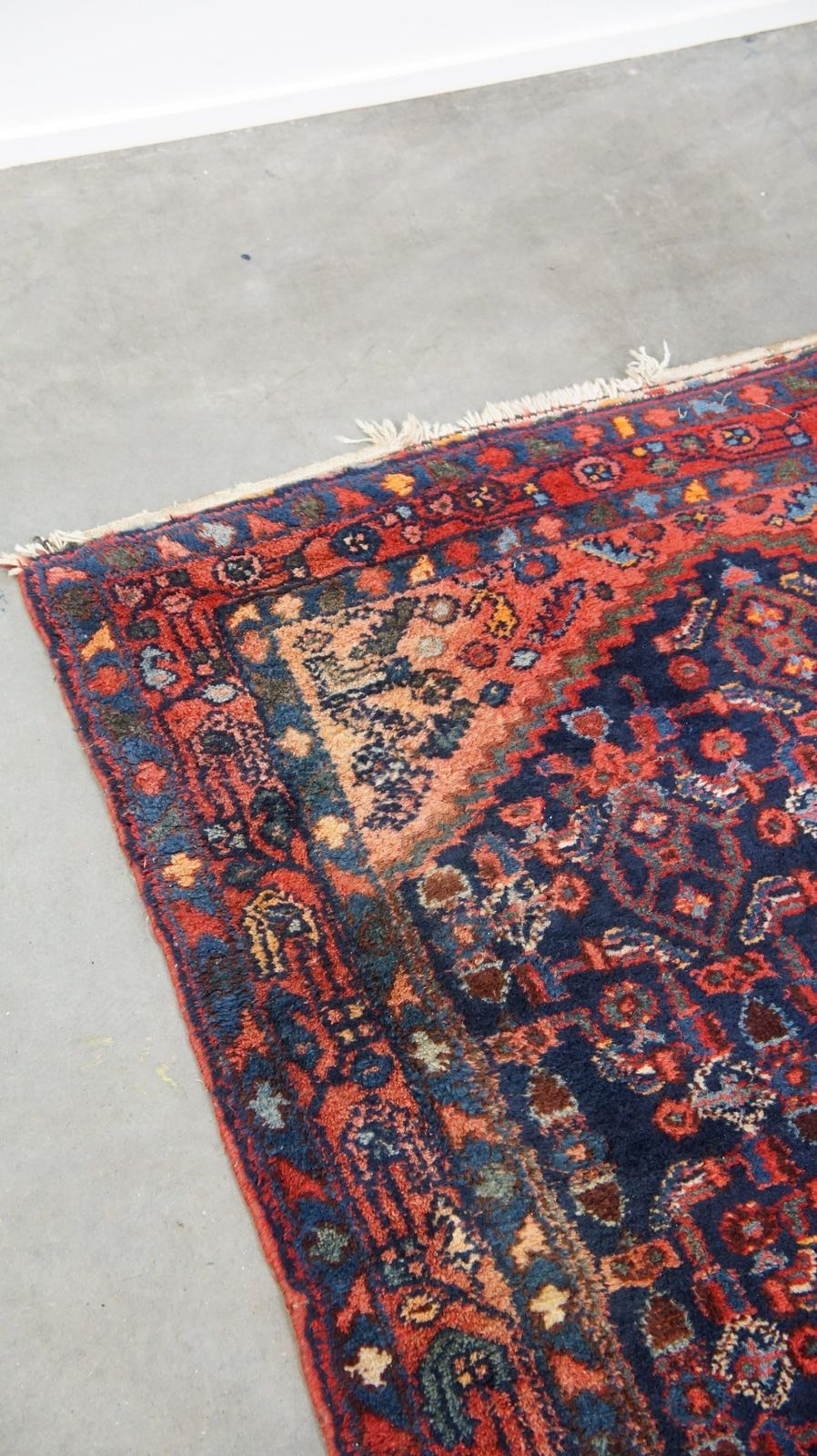 Oud Oosters Loperkleed, Handgemaakt In Overwegend Donkerblauw En Rood photo buy