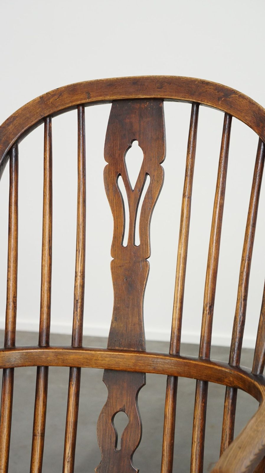 Meubels Set Van 2 Antieke Engelse Windsor Eetkamerstoelen Met Hoge Rug photo