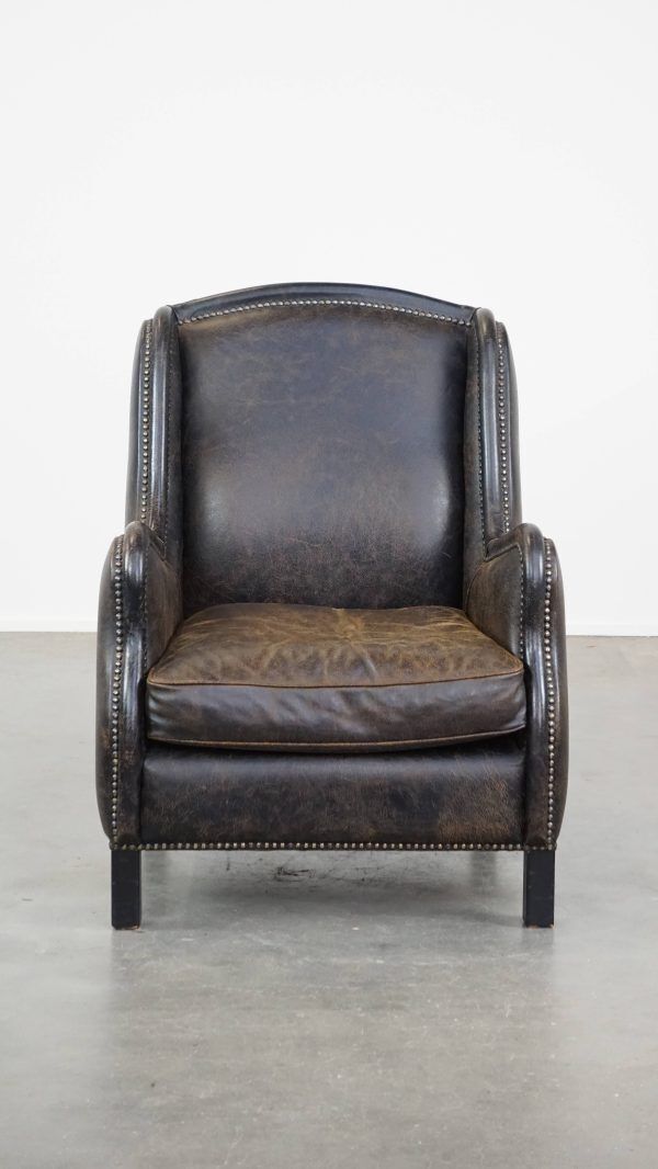 Karaktervolle, Stevige Fauteuil In Zwart Koeienhuid Met Hoge Rug En Decoratieve Siernagels, Industriële Stijl photo furniture