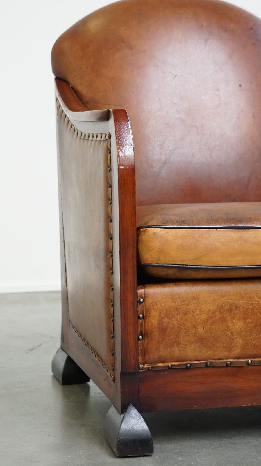 photo furniture Unieke, Statige En Comfortabele Schapenvacht Art Deco Fauteuil