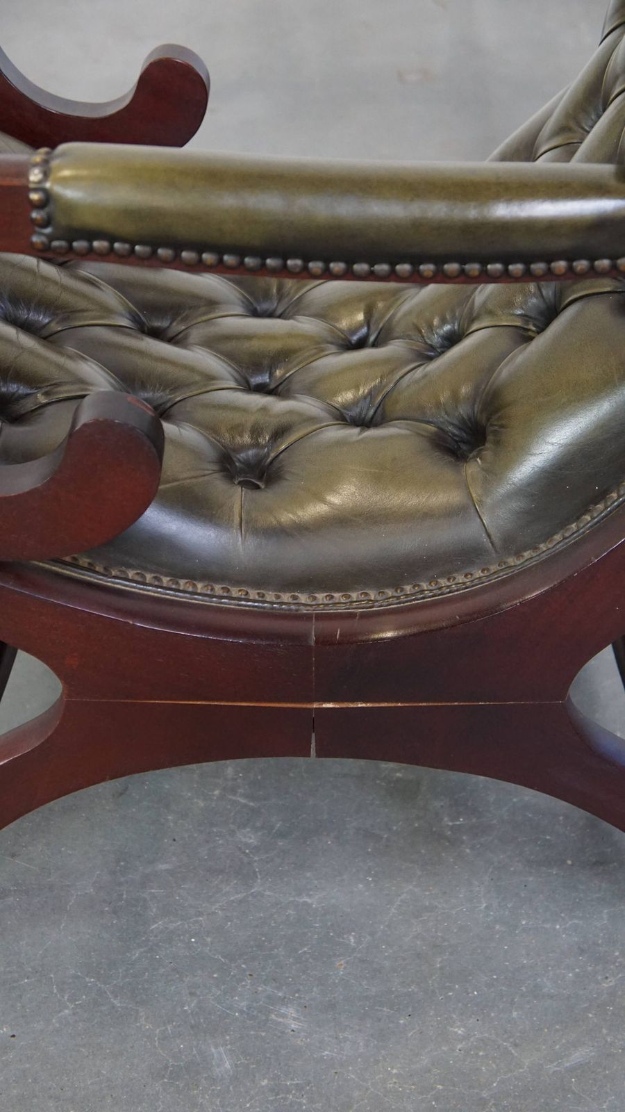 799.4753999999999 Nice Green Cow Leather Chesterfield Armchair With An Elegant Design And Combined With Wood photo