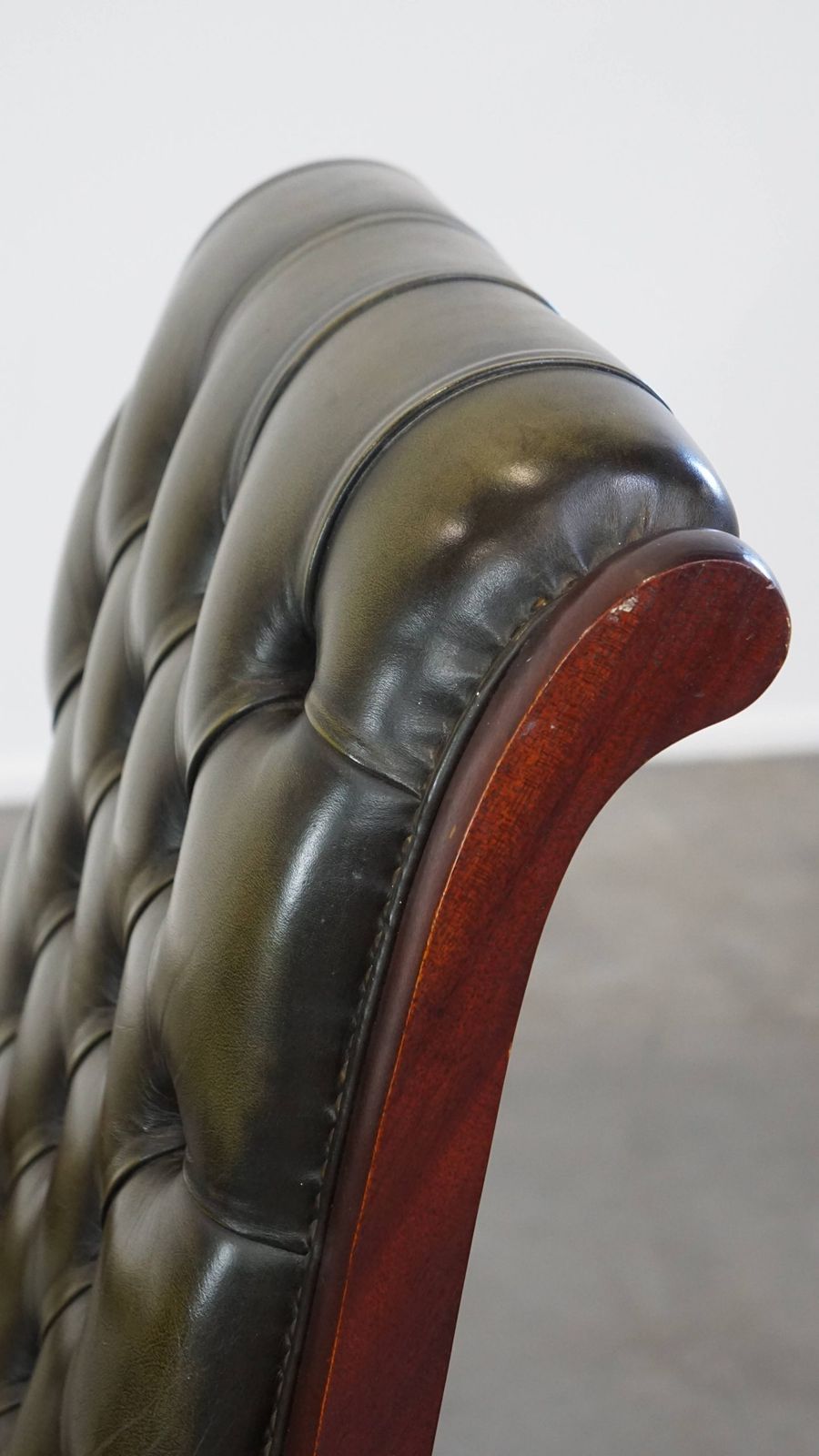 photo vinterior Nice Green Cow Leather Chesterfield Armchair With An Elegant Design And Combined With Wood