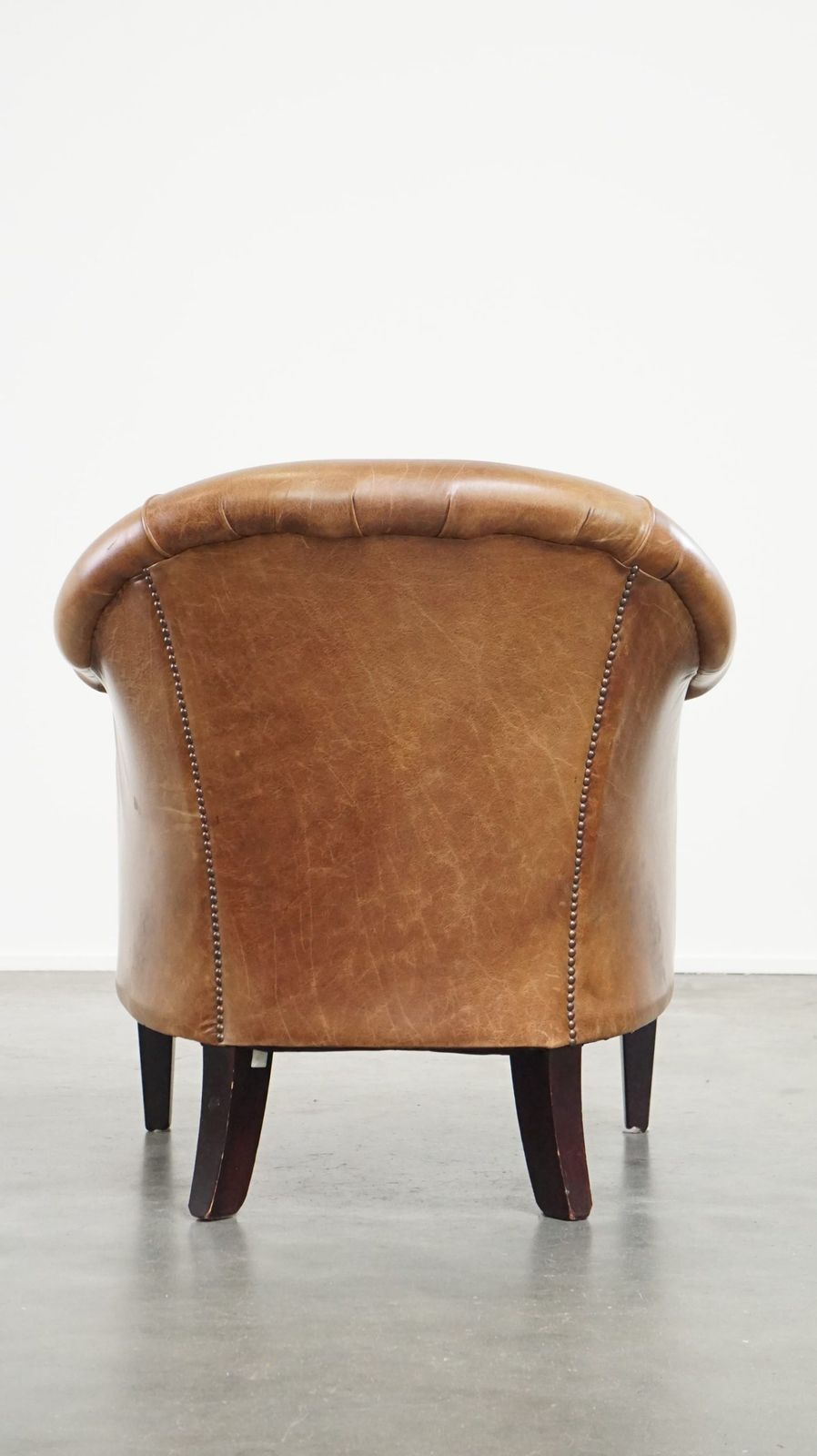 Comfortabele En Elegante Clubfauteuil Van Koeienhuid Met Los Zitkussen, Tijdloos Ontwerp En Warme Kleur photo Meubels