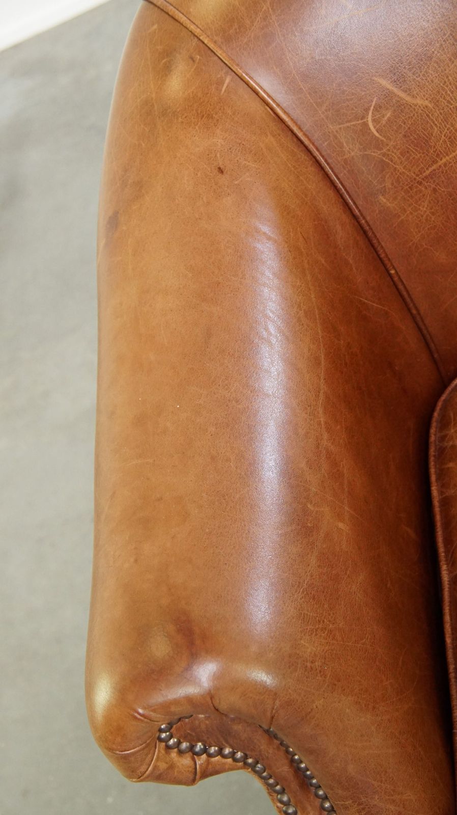 Comfortabele En Elegante Clubfauteuil Van Koeienhuid Met Los Zitkussen, Tijdloos Ontwerp En Warme Kleur photo buy