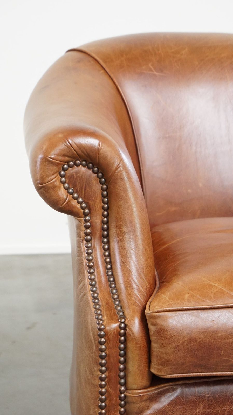 photo furniture Comfortabele En Elegante Clubfauteuil Van Koeienhuid Met Los Zitkussen, Tijdloos Ontwerp En Warme Kleur
