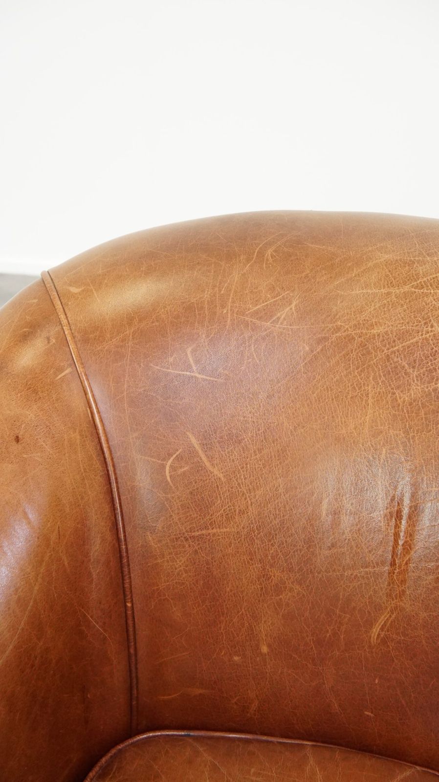 Meubels Comfortabele En Elegante Clubfauteuil Van Koeienhuid Met Los Zitkussen, Tijdloos Ontwerp En Warme Kleur photo