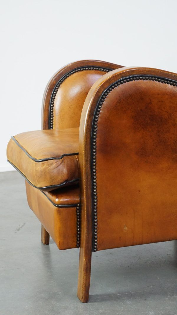 photo vinterior Unique, Luxurious Sheepskin Armchair Combined With Wood And Finished With Decorative Nails
