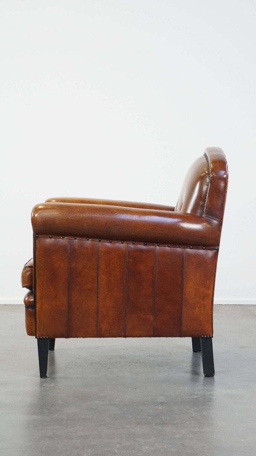 Well Maintained Sheepskin Leather Design Armchair, Luxuriously Finished With Decorative Nails And Black Piping photo vinterior