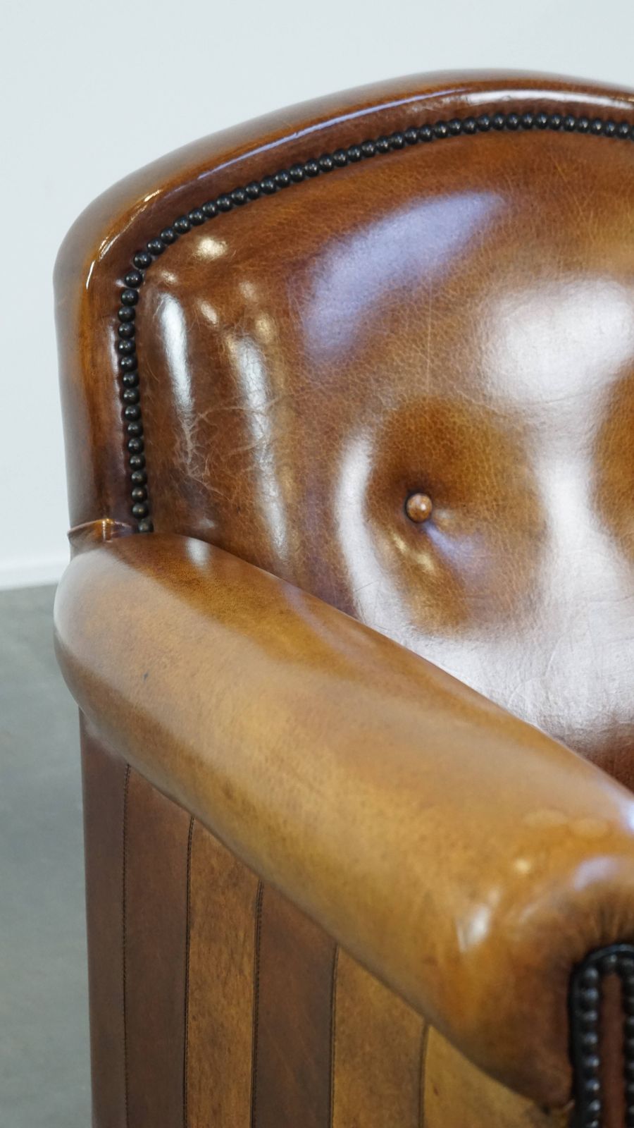 Meubels Goed onderhouden schapenleren design fauteuil, luxueus afgewerkt met siernagels en zwart biesje photo