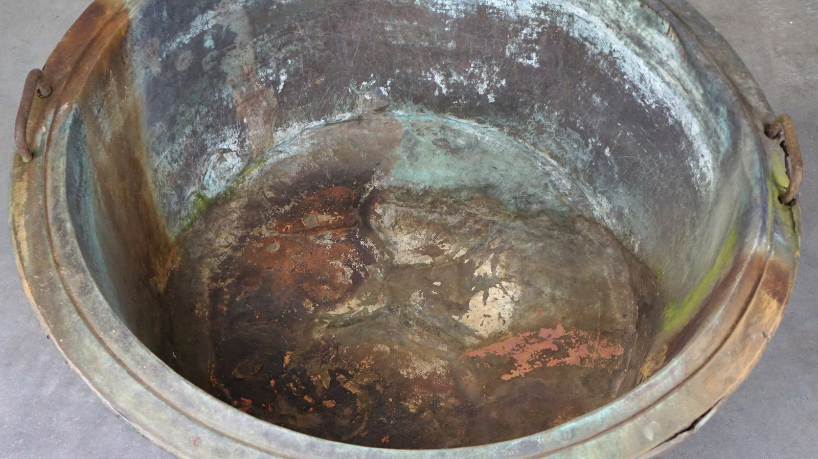 Unique Large Antique Copper Kettle/Trough With A Great Patina. Ideal For Firewood, Among Other Things photo vinterior