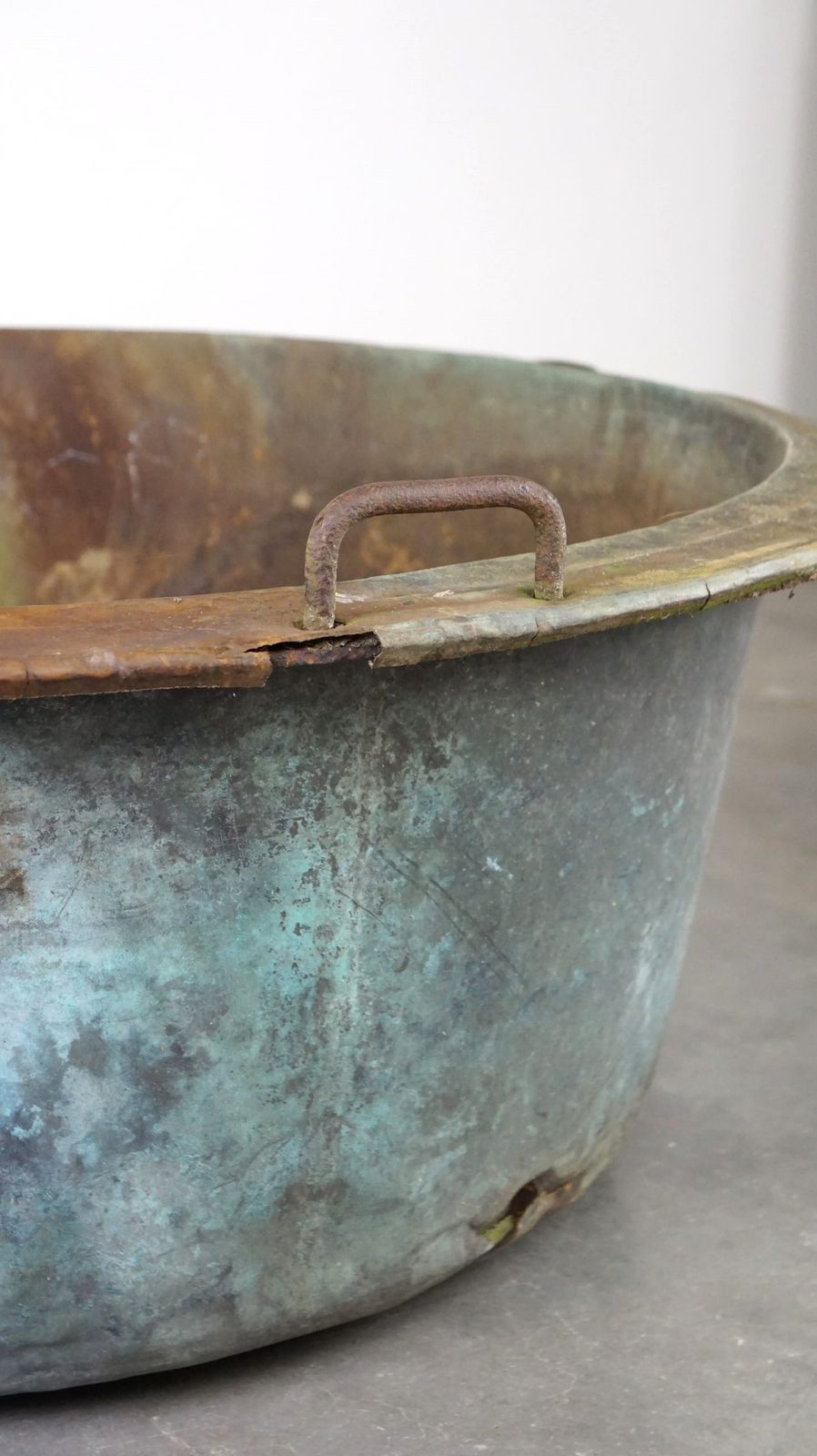 Tuindecoratie Uniek Groot Antiek Koperen Ketel/Bak Met Mooie Patina. Ideaal Voor Onder Andere Brandhout photo