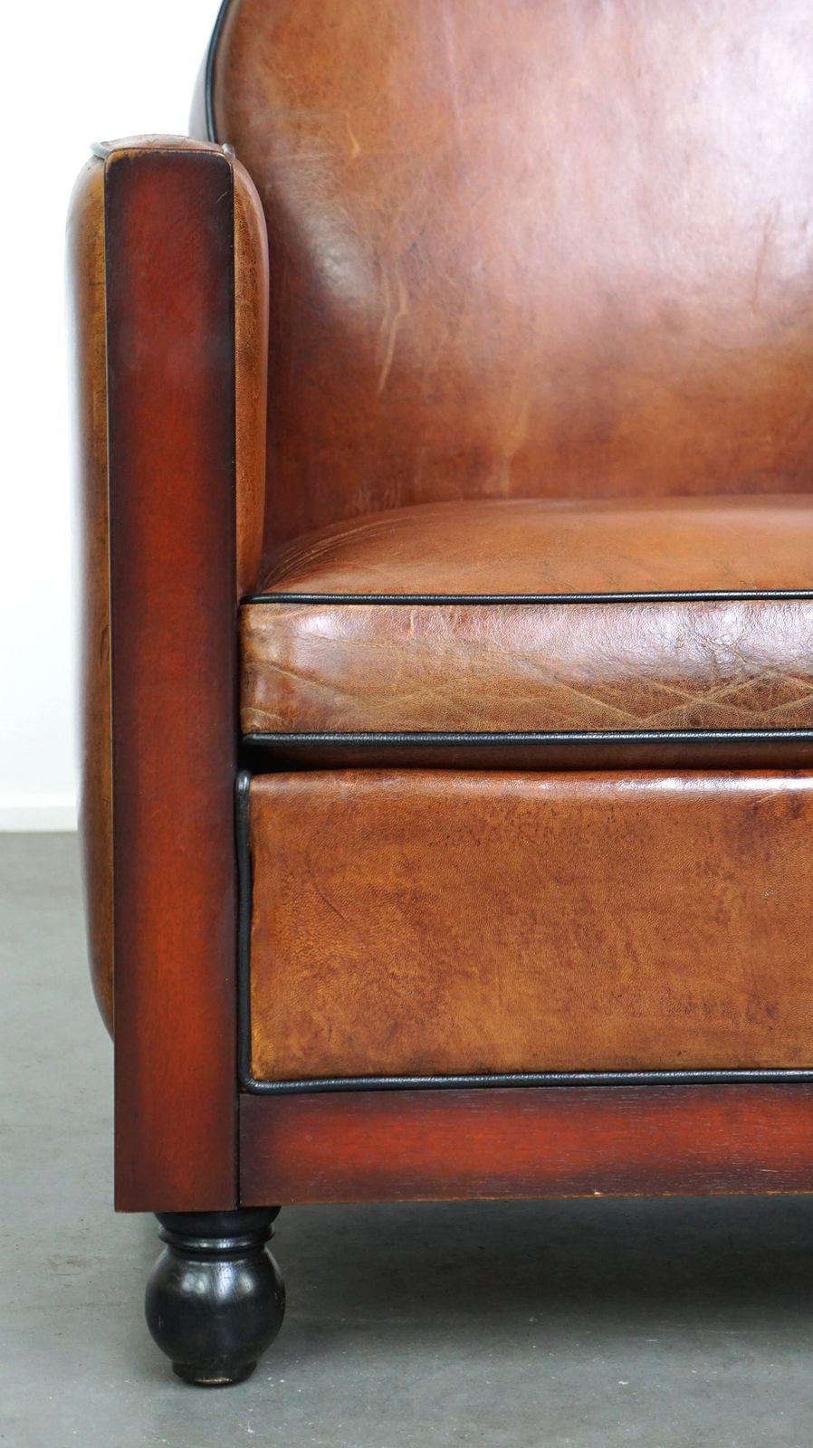 photo furniture Fauteuil in Art Deco-stijl van schapenvacht met houten details en cognackleurig leer