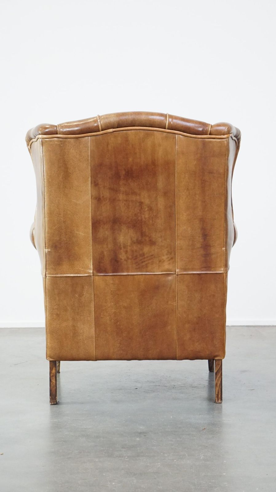 Sierlijke, Stijlvolle En Tijdloze Fauteuil In Engelse Stijl, Bekleed Met Koeienhuid photo Meubels