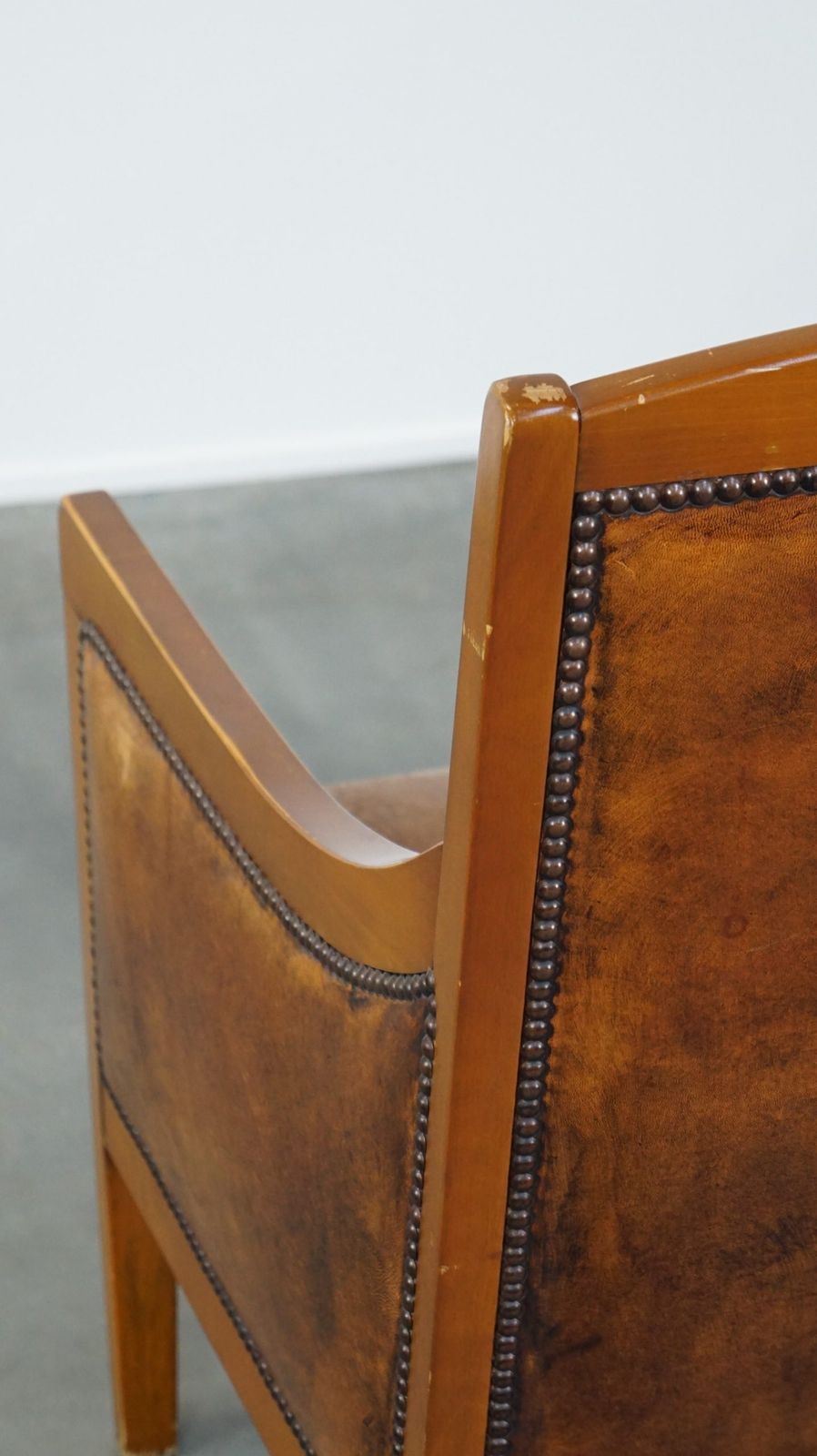 photo vinterior Stately, Luxurious Sheepskin Art Deco Design Armchair Combined With Wood