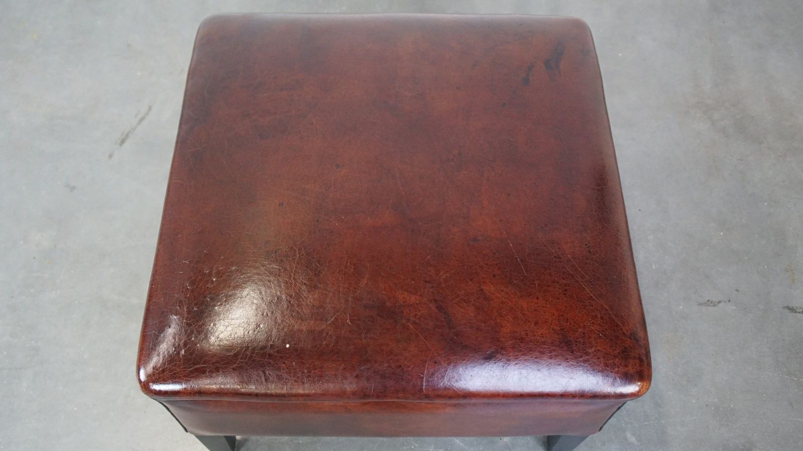 Grote Vierkante Schapenvacht Poef Met Mooie Patina photo 518.9006999999999