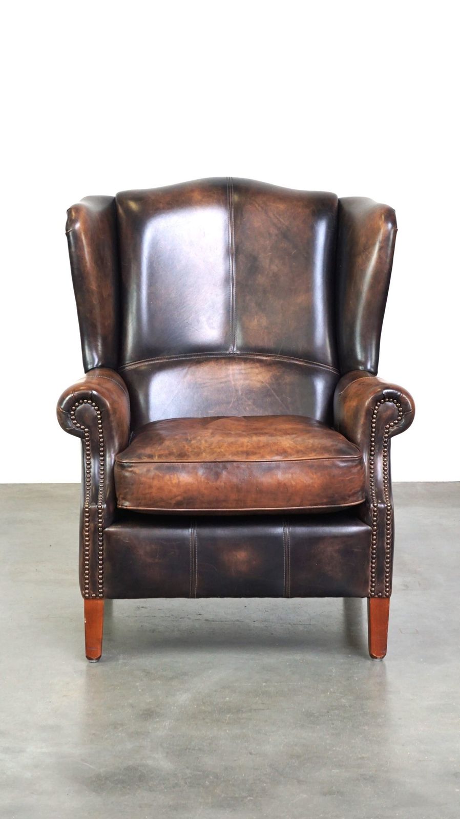 Engelse Stijl Vleugelfauteuil In Koeienleer Met Bijzondere Kleuren En Uitstekend Zitcomfort photo for sale