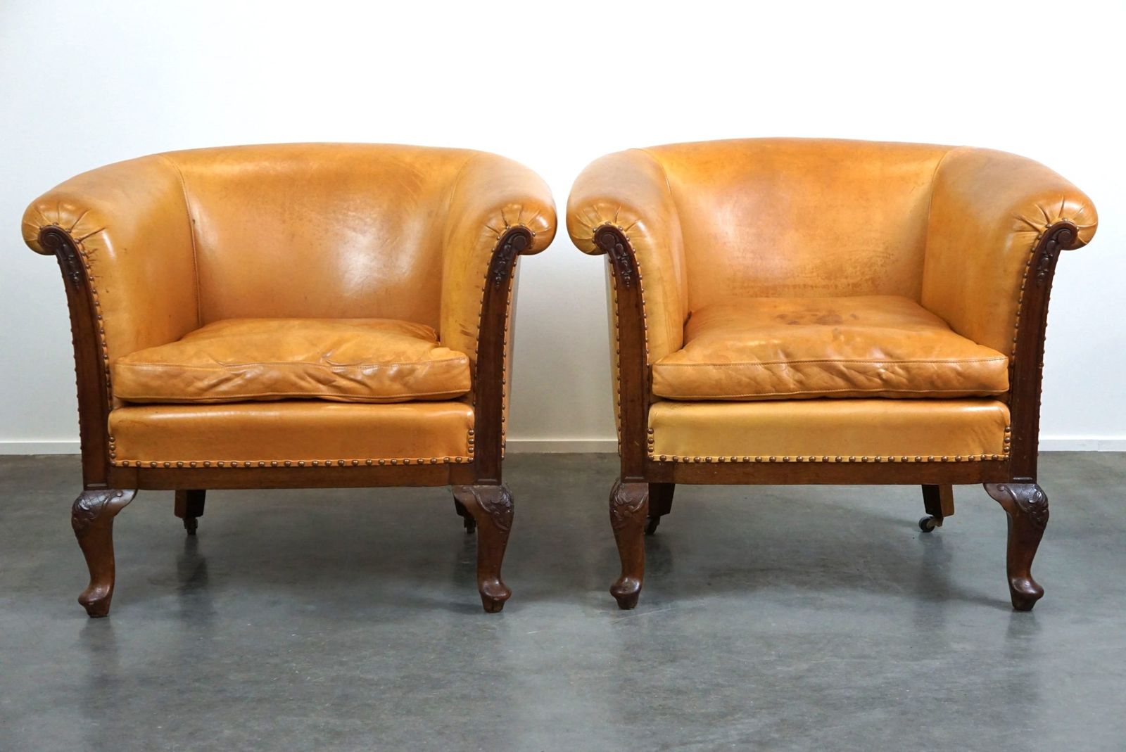 Bijzondere Set Van 2 Clubfauteuils En Een Bank In Cognackleurig Leer Met Wieltjes photo for sale