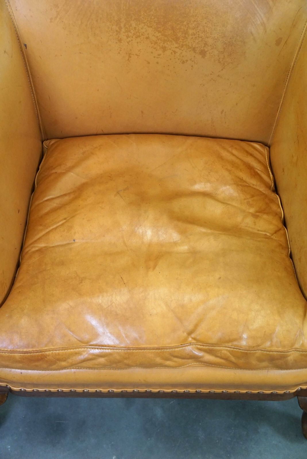 Bijzondere Set Van 2 Clubfauteuils En Een Bank In Cognackleurig Leer Met Wieltjes photo vintage