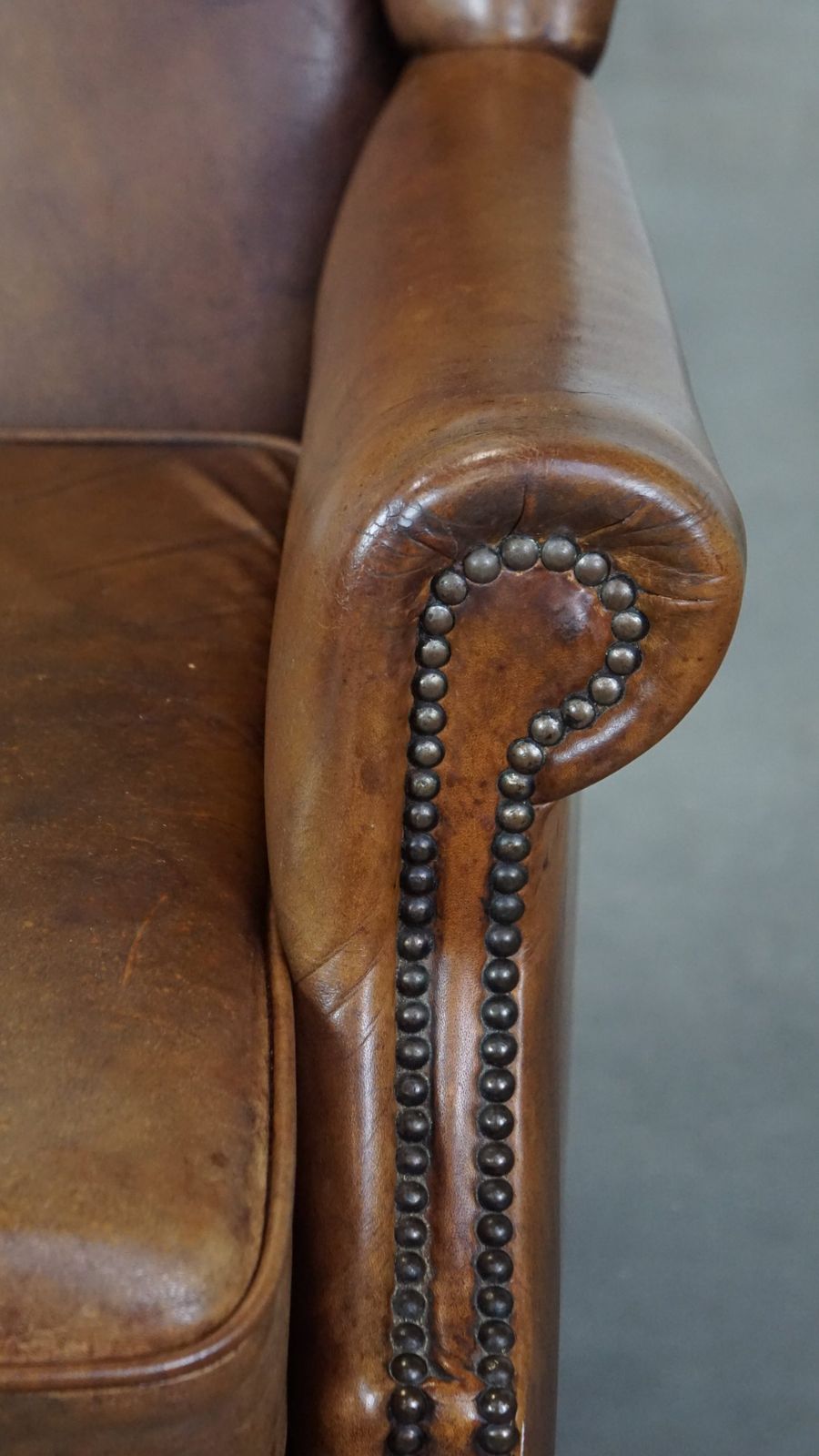 photo furniture Charmante Schapenleren Fauteuil Met Mooie Patina En Goed Zitcomfort
